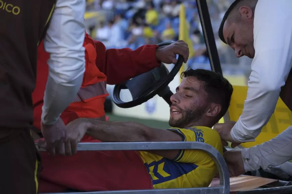 El entrenador de la Unión Deportiva Las Palmas desveló que el club podría informar de algo médico en los próximos días sobre Enzo Loiodice, que a principio de mes sufrió un esguince de tobillo. ¿Volverá Enzo Loiodice a defender los colores de la Unión Deportiva Las Palmas? El francés del conjunto grancanario acaba contrato este