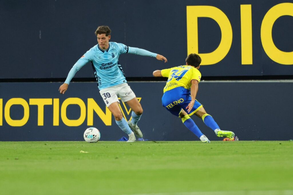 El extremo de Cambrils está siendo uno de los mejores jugadores de la Unión Deportiva Las Palmas pero se tuvo que retirar con molestias en el partido de este lunes contra el Cádiz. Cerca de la hora de partido contra el Cádiz, las alarmas se encendieron en la Unión Deportiva Las Palmas. En un saque