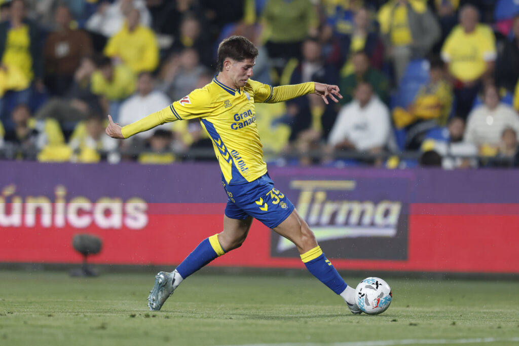 El extremo de Cambrils reconoció este jueves su deseo de quedarse en la Unión Deportiva Las Palmas, donde está volviendo a encontrarse con buenas sensaciones. Estanis Pedrola quiere quedarse en la Unión Deportiva Las Palmas. El extremo tarraconense está recuperado sus mejores sensaciones y es que pocas oportunidades ha tenido de tener regularidad desde su
