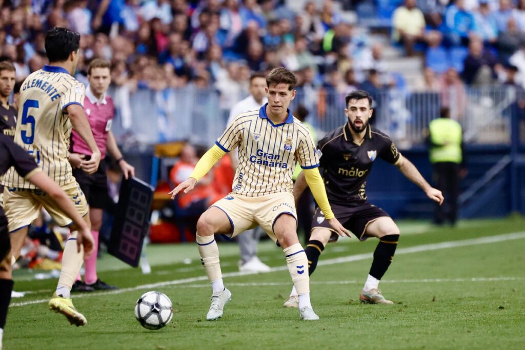 Estanis Pedrola Málaga | udlaspalmas.NET El conjunto grancanario es junto al Deportivo de La Coruña y Almería los equipos que peor se le han dado los enfrentamientos contra los seis - siete primeros clasificados. El Racing de Santander solo se ha dejado puntos contra Las Palmas. A falta de siete jornadas, la Unión Deportiva Las Palmas está a un solo
