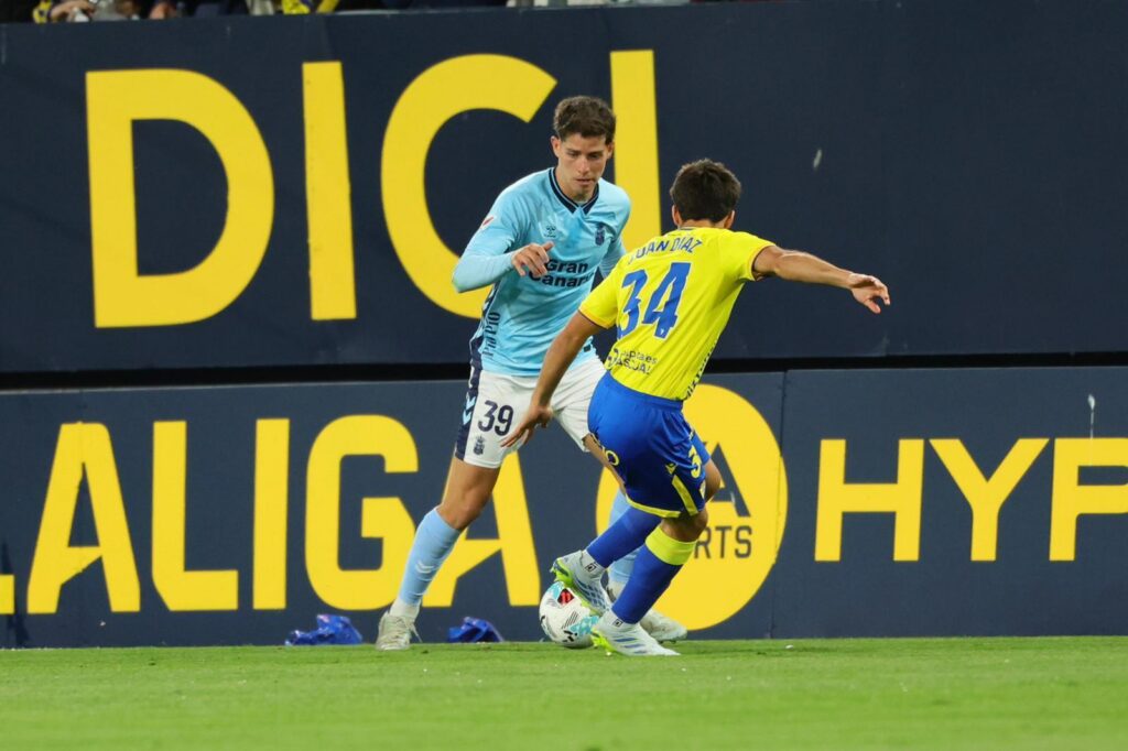 Con un doblete, el capitán lideró al conjunto grancanario para conquistar Cádiz 38 años después para seguir soñando con el ascenso directo. La Unión Deportiva Las Palmas escala hasta la quinta posición. El equipo grancanario remontó tras sobreponerse al gol inicial del ex amarillo Joaquín González. Un único cambio realizó Luis García respecto a la