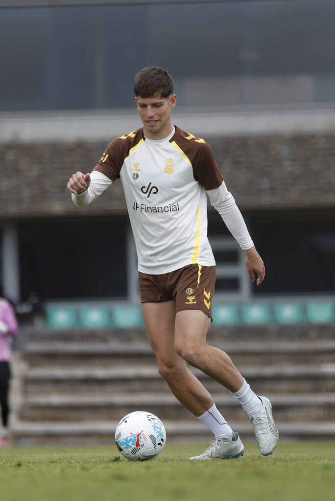 El conjunto grancanario volvió este lunes a los entrenamientos en la Ciudad Deportiva de Barranco Seco. El viernes recibe al Club Deportivo Leganés, a partir de las 20:00 horas, en el Estadio de Gran Canaria. Fuera de los puestos de promoción de ascenso a Primera División, la Unión Deportiva Las Palmas vive una semana atípica