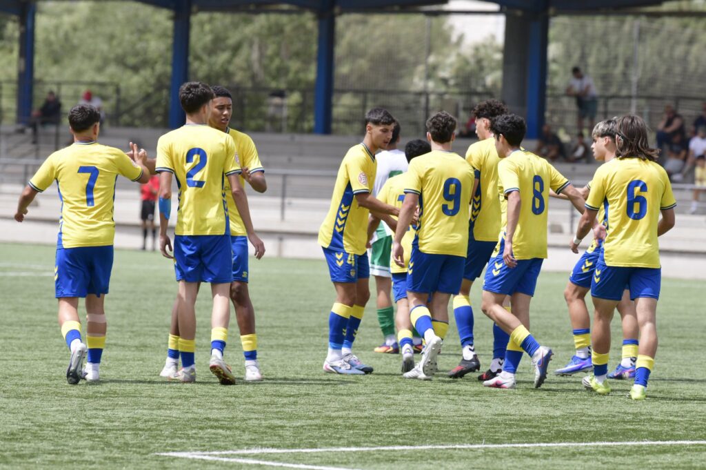 El Juez Único de Competición desestimó este jueves la denuncia de Unión Viera y Tenerife y confirma el campeonato liguero del Juvenil División de Honor de la Unión Deportiva Las Palmas. Séptima liga consecutiva y vigésimo primer título liguero en los últimos veintitrés años. Era cuestión de tiempo y el Juvenil División de Honor ya