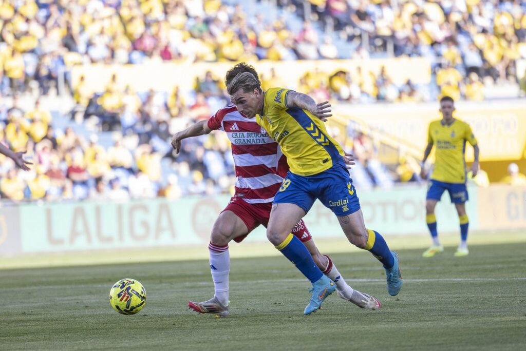 Iker Bravo Granada | udlaspalmas.NET El conjunto grancanario no hizo su mejor partido y de hecho deja malas sensaciones a pesar del resultado ante un Granada que estuvo cerca de marcar en varias ocasiones e incluso se le anularon dos por fuera de juego. El gol de Taisei Miyashiro, en jugada de estrategia, fue casi definitivo. Cristian Gutiérrez sentenció el