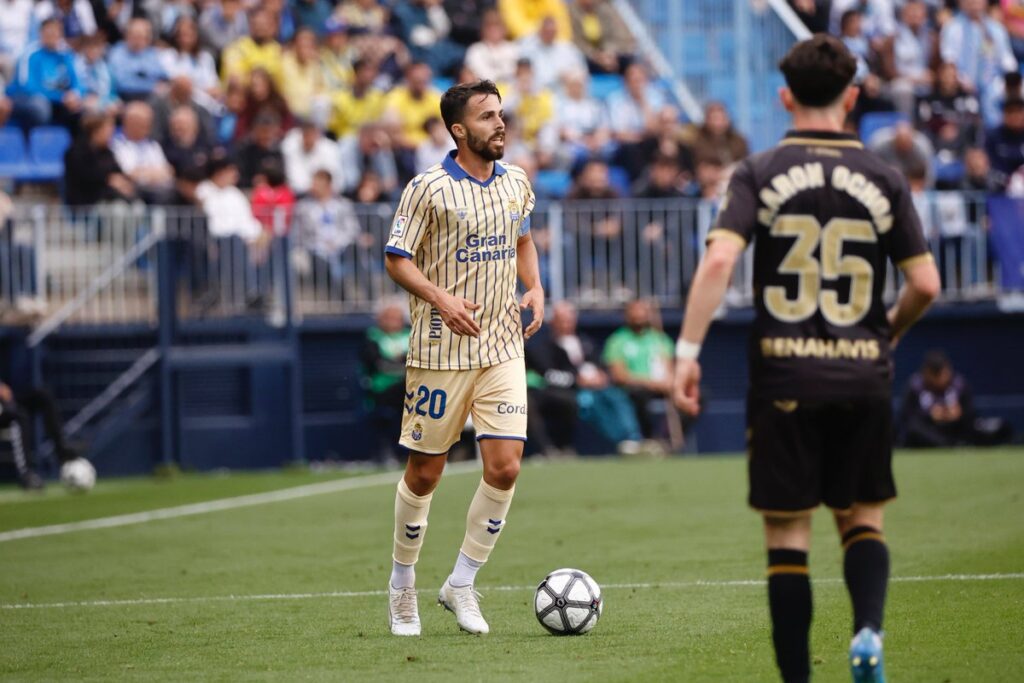 Kirian Rodríguez Málaga | udlaspalmas.NET El conjunto grancanario acumula tres derrotas consecutivas lejos del recinto de Siete Palmas y esa nula producción le ha impedido continuar en puestos de promoción de ascenso. La "media inglesa" es una estrategia futbolística para sumar puntos: consiste en ganar en casa (3 puntos) y empatar fuera (1 punto), acumulando 4 puntos de 6 posibles. Esta fórmula se considera ideal