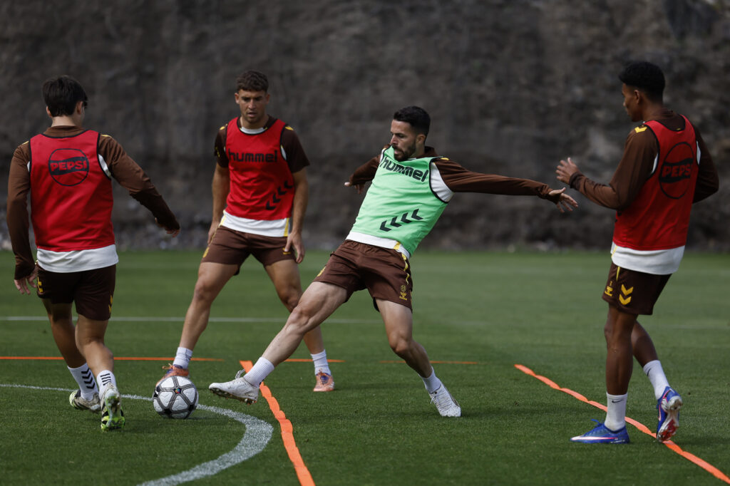 El conjunto grancanario volvió este miércoles a los entrenamientos para empezar a preparar el partido de este sábado, a las 17:30 horas, contra el Málaga en La Rosaleda. Vuelta al trabajo para la Unión Deportiva Las Palmas. El tramo final de LaLiga Hypermotion comienza este fin de semana y lo hace con un duelo por