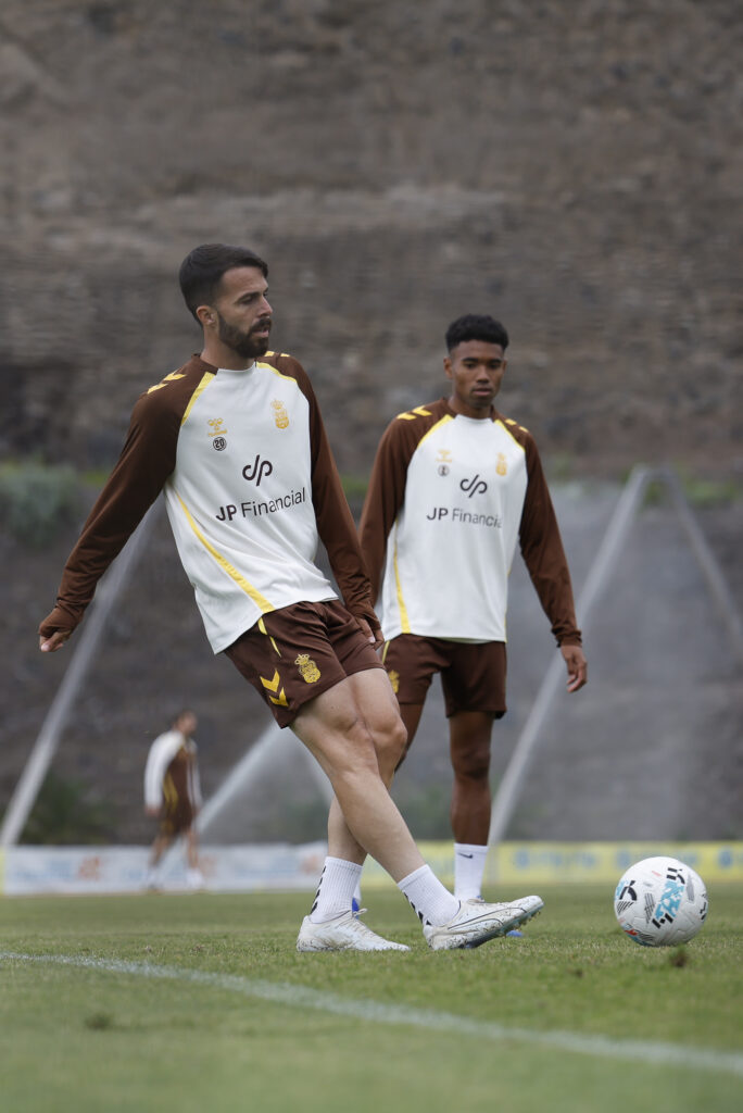 Kirian Rodríguez entrenamiento | udlaspalmas.NET Uno de los capitanes de la Unión Deportiva Las Palmas analizó la actualidad del conjunto grancanario. Habló sobre el penalti no pitado en Málaga, la confianza en Luis García y el reto personal de volver al equipo a la élite del fútbol español. La Unión Deportiva Las Palmas recibe este viernes al Leganés en un