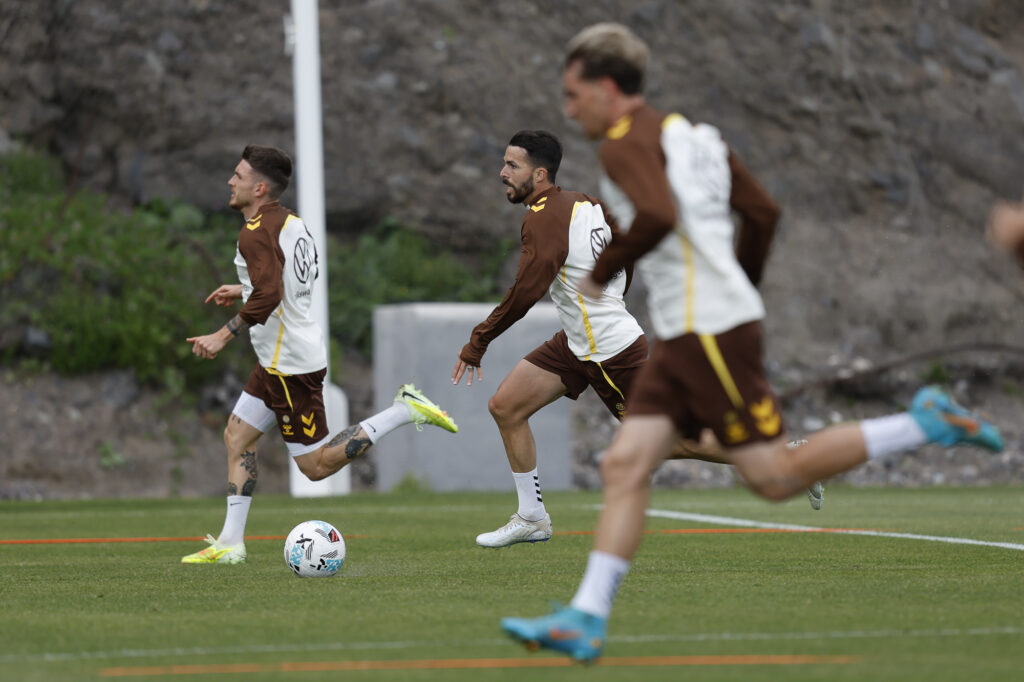 Kirian Rodríguez entrenamiento | udlaspalmas.NET Uno de los capitanes de la Unión Deportiva Las Palmas analizó la actualidad del conjunto grancanario. Habló sobre el penalti no pitado en Málaga, la confianza en Luis García y el reto personal de volver al equipo a la élite del fútbol español. La Unión Deportiva Las Palmas recibe este viernes al Leganés en un