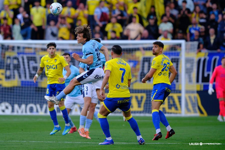 Con un doblete, el capitán lideró al conjunto grancanario para conquistar Cádiz 38 años después para seguir soñando con el ascenso directo. La Unión Deportiva Las Palmas escala hasta la quinta posición. El equipo grancanario remontó tras sobreponerse al gol inicial del ex amarillo Joaquín González. Un único cambio realizó Luis García respecto a la