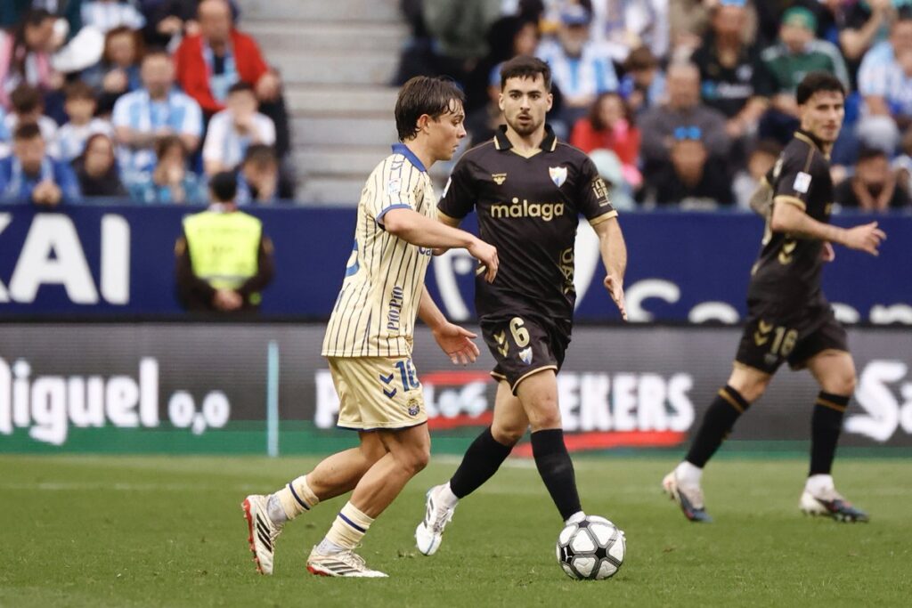 El conjunto grancanario acaba la trigésima quinta jornada de LALIGA Hypermotion en la séptima posición clasificatoria y a un solo punto de la promoción de ascenso. El ascenso directo sigue a cuatro puntos. La igualdad de la competición en la categoría de plata del fútbol español hizo que la Unión Deportiva Las Palmas comenzara la