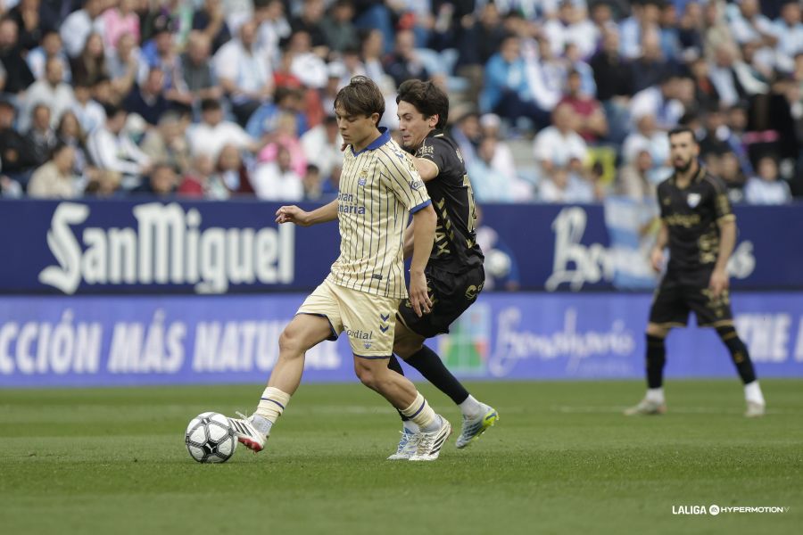 Lorenzo Amatucci Málaga | udlaspalmas.NET El conjunto grancanario fue capaz de competir ante el Málaga hasta que el primer gol andaluz cambió por completo el signo del encuentro y hundió a los amarillos. Jesé Rodríguez perdonó un mano a mano en la primera parte. Las Palmas estuvo a merced del Málaga durante algunos minutos. Los amarillos pierden el golaverage contra
