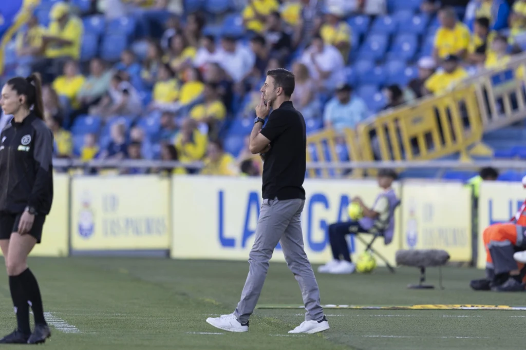 El entrenador de la Unión Deportiva Las Palmas considera que el conjunto grancanario fue superior al Granada y considera justo la victoria del representativo. Destacó el partido de Iker Bravo y habló de la lesión de Enzo Loiodice. La Unión Deportiva Las Palmas volvió al Estadio de Gran Canaria y volvió a reencontrarse con los
