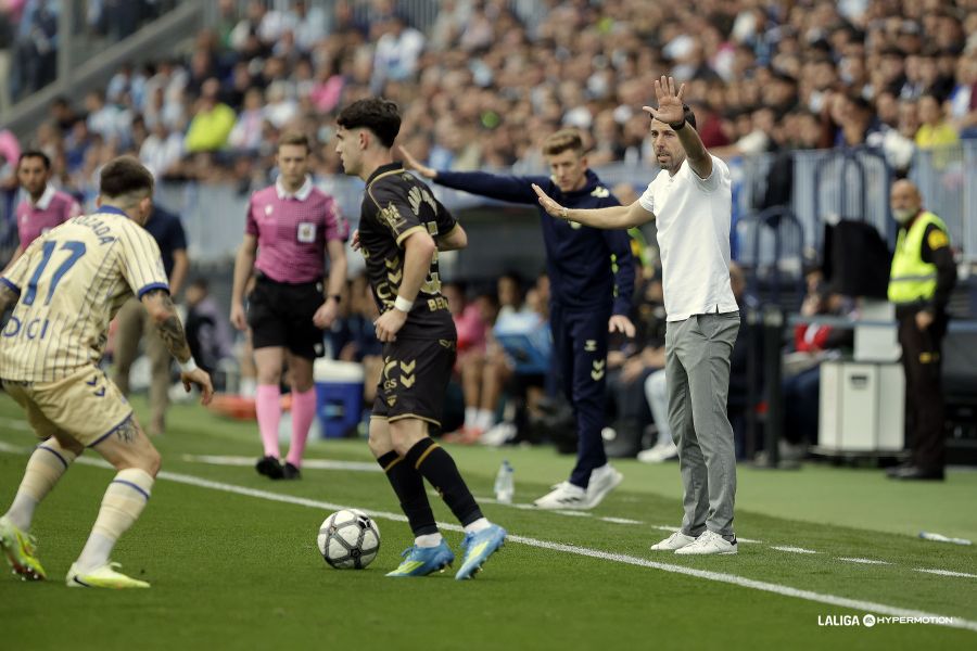 El entrenador de la Unión Deportiva Las Palmas hizo hincapié en el posible penalti sobre Taisei Miyashiro y se mostró optimista de cara al tramo final de la temporada. Dura derrota de la Unión Deportiva Las Palmas en Málaga: "Sensación mala porque creo que es cierto que el primer tiempo está bastante igualado, hay prácticamente