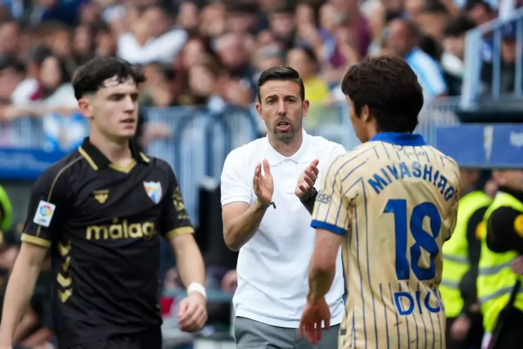 El entrenador de la Unión Deportiva Las Palmas hizo hincapié en el posible penalti sobre Taisei Miyashiro y se mostró optimista de cara al tramo final de la temporada. Dura derrota de la Unión Deportiva Las Palmas en Málaga: "Sensación mala porque creo que es cierto que el primer tiempo está bastante igualado, hay prácticamente