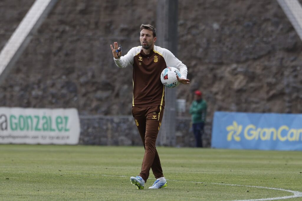 El técnico de la Unión Deportiva Las Palmas destacó la importancia del partido de este lunes en Cádiz y mantiene la receta de la calma y el equilibrio para afrontar las seis últimas jornadas ligueras. Tras dar cuatro días libres al equipo con el objetivo de desconectar para volver a conectar, Las Palmas ya afronta