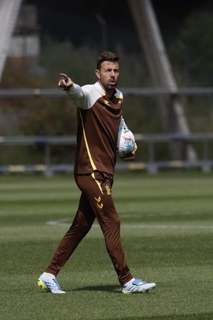 El técnico de la Unión Deportiva Las Palmas dio un mensaje de calma y tranquilidad en la previa del partido de este domingo contra el Real Valladolid. Tras cuatro victorias en cinco partidos y a falta de cinco jornadas para el término de la temporada, Luis García asegura que actualmente está "muy tranquilo, con la
