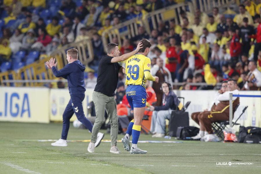 El técnico de la Unión Deportiva Las Palmas hizo especial hincapié tras el encuentro del pasado lunes en Cádiz en la unidad del grupo para conseguir el objetivo a final de la temporada. Que nadie se salga del camino. El bien común por encima de cualquier jugador. Esa idea está marcada en rojo para Luis