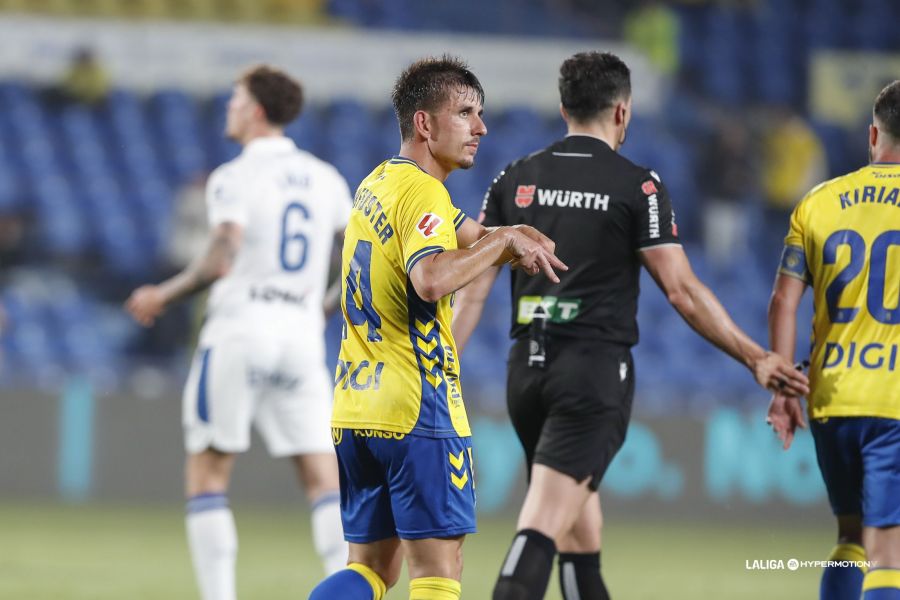 El '14' de la Unión Deportiva Las Palmas marcó su séptimo gol de la temporada e iguala a Ale García y Jesé Rodríguez. Ha participado en 16 goles durante la presente liga. Luis García ha explicado en reiteradas ocasiones que son varias las charlas que durante el principio de temporada tuvo con Manu Fuster para