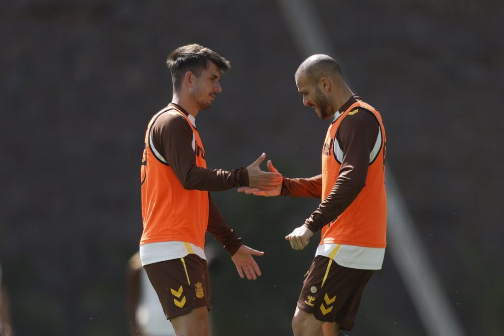 El conjunto grancanario dirigido por Luis García no recupera a ninguno de los jugadores lesionados para el primer partido de la eliminatoria contra el Málaga. Luis García dio 'esperanzas' tras el partido en A Coruña de poder ver a Sergio Barcia o Viti Rozada al menos en la convocatoria para el partido de este domingo