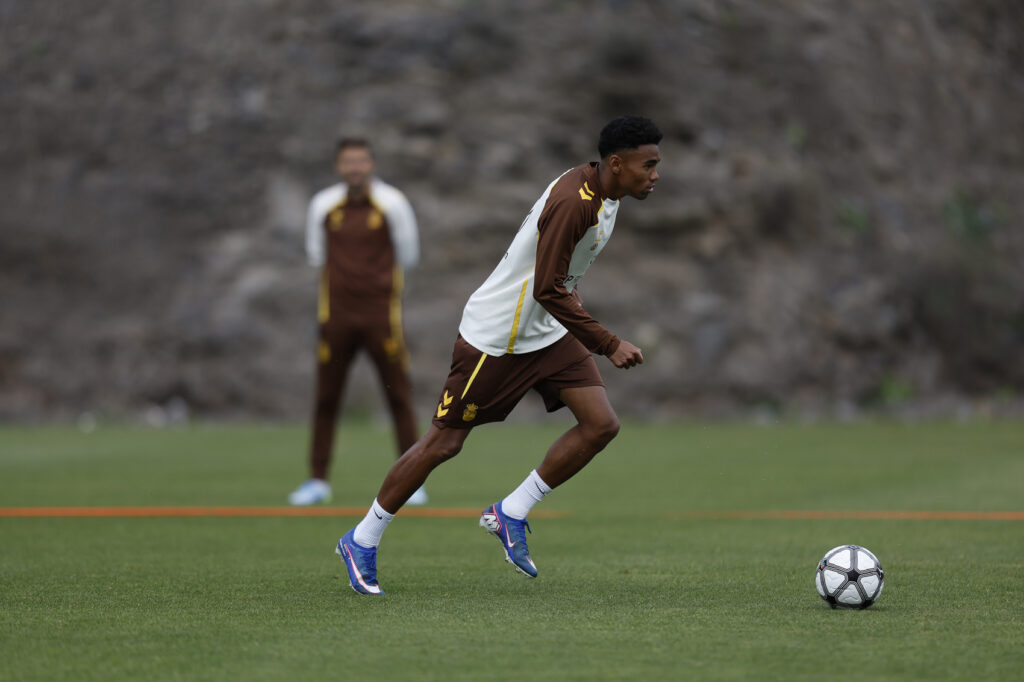 El de Cambrils es el favorito en las quinielas para sustituir a Taisei Miyashiro aunque eso implique cambiar de banda a Ale García. Marvin Park es la siguiente opción más plausible por la que podría optar Luis García. Quién reemplazará la ausencia de Taisei Miyashiro es la principal duda en el once inicial de la