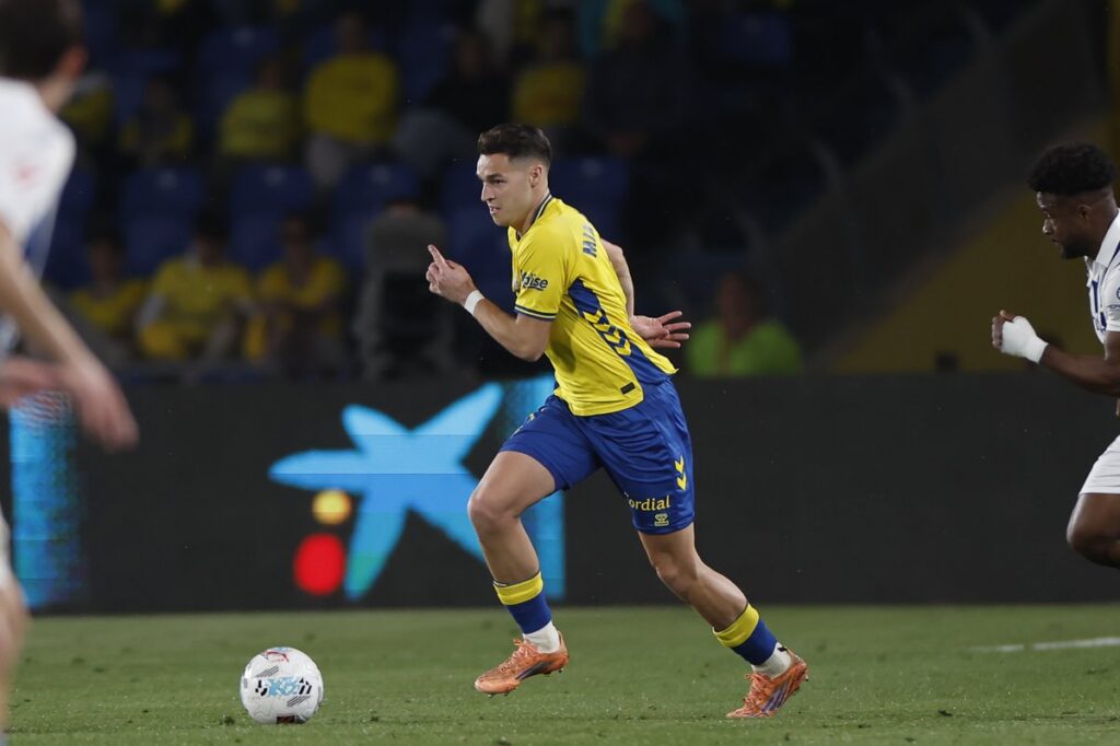 El central de la Unión Deportiva Las Palmas pone punto y final a su etapa en el conjunto grancanario tras tres años de rendimiento notable y como uno de los mejores fichajes de los últimos años. Este 30 de junio acaba la etapa de Mika Mármol en la Unión Deportiva Las Palmas. Su carrera deportiva