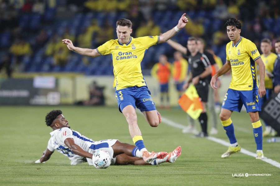 El conjunto grancanario no sale favorecido del triple empate entre el Málaga, el Burgos y la Unión Deportiva Las Palmas, que a falta de seis jornadas está situado fuera de los puestos de promoción de ascenso. Tras la victoria de la Unión Deportiva Las Palmas contra el Leganés y la derrota del Burgos contra el