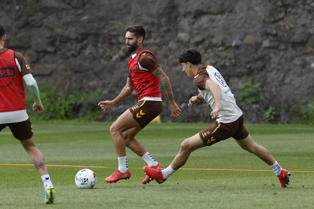 El conjunto grancanario volvió este miércoles a los entrenamientos para empezar a preparar el partido contra el Cádiz. Jeremía Recoba, Enzo Loiodice y Taisei Miyashiro también estarán ausentes en Cádiz. Vuelta al trabajo. La Unión Deportiva Las Palmas volvió este miércoles a los entrenamientos tras disfrutar de cuatro días libres tras ganar el pasado viernes