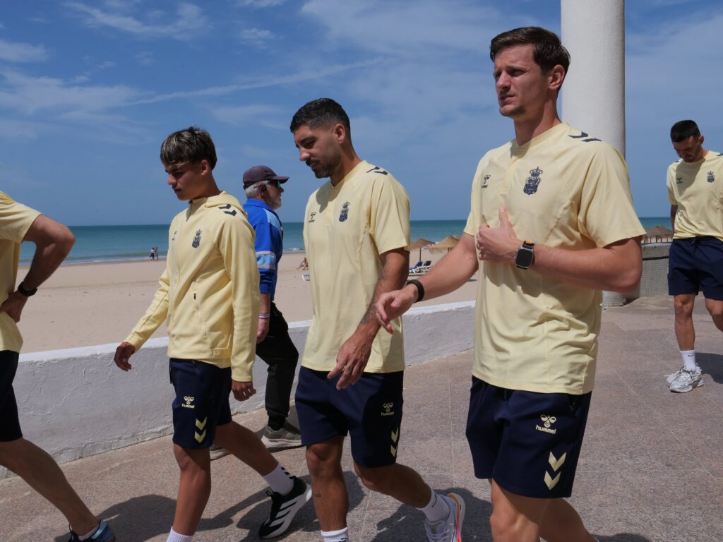 El técnico de la Unión Deportiva Las Palmas dio los motivos por los cuales ha quedado encandilado por la irrupción de Rafa Cruz, que con 16 años ya está inmerso en la dinámica del primer equipo. Rafa Cruz ha llegado para quedarse. Con 16 años y siendo del 2009, el extremo grancanario ha subido rápidamente