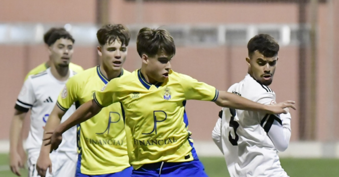 El entrenador de la UD Las Palmas llama al juvenil Rafa Cruz para alistarse para Cádiz. Se trata de un jugador muy veloz, encarador y que juega de extremo en el Juvenil A. El 17 de abril de este año, udlaspalmas.NET publicaba un análisis sobre una pareja que empezaba a tirar la puerta de las