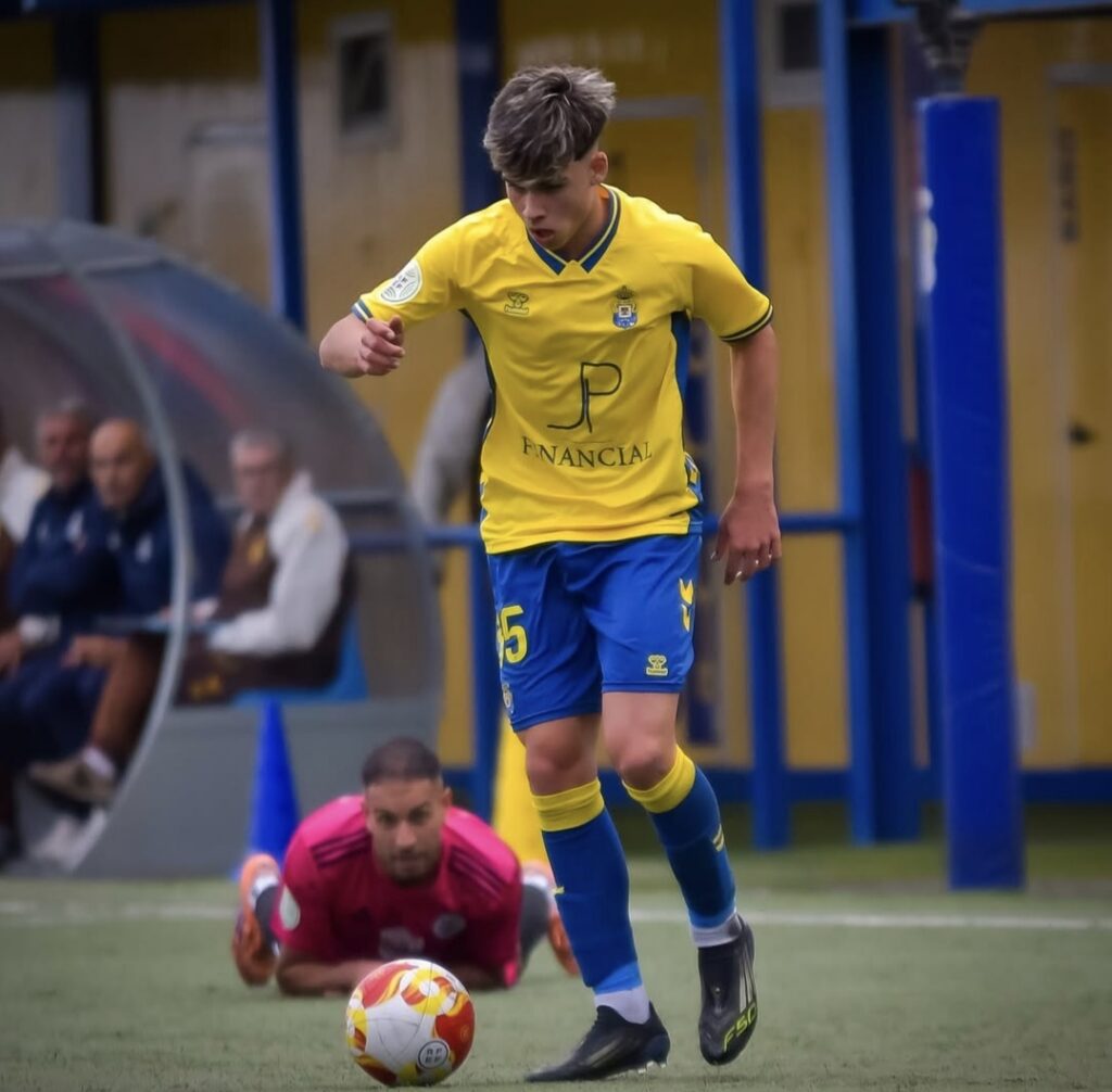 Rafa Cruz y Jorge Cruz empiezan a dejar su huella en el principal equipo juvenil de la Unión Deportiva Las Palmas. Jorge Cruz, máximo goleador del Juvenil C, debutó el pasado sábado con el primer juvenil, donde destaca Rafa Cruz desde enero. Gemelos camino del primer camino de la Unión Deportiva Las Palmas. Una historia