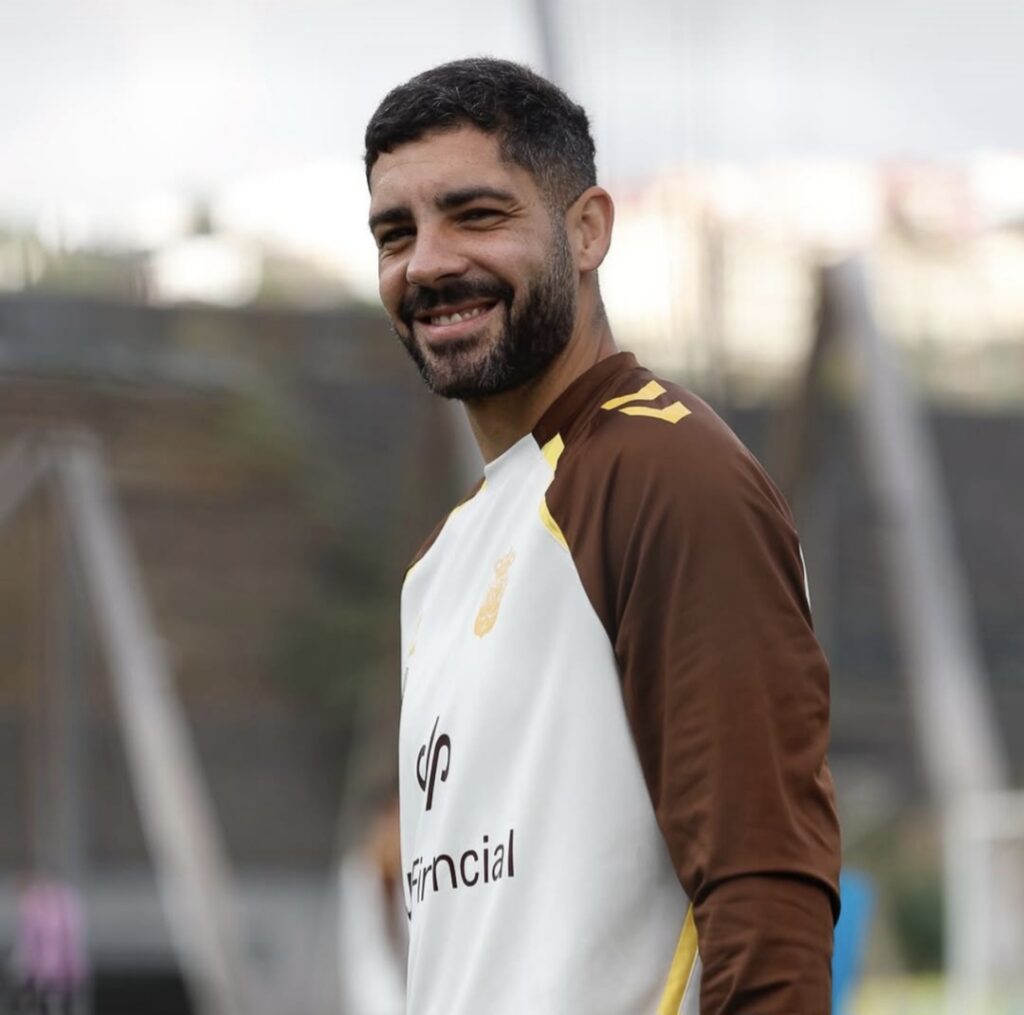 Álex Suárez, entrenamiento | udlaspalmas.NET El '4' de la Unión Deportiva Las Palmas y uno de los capitanes del representativo salió este jueves a la palestra para dar un mensaje de optimismo pero a la vez de tranquilidad ante el duelo de este domingo contra el Real Zaragoza. Quedan dos jornadas para que acabe la temporada regular de LaLiga Hypermotion