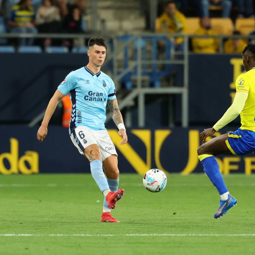El conjunto grancanario afrontará la nueva temporada con la pérdida de los dos centrales titulares de la presente temporada, donde Las Palmas ha sido uno de los equipos menos goleado de la categoría de plata del futbol español. Primer contratiempo para la nueva Unión Deportiva Las Palmas de la Rubén de la Barrera. No por