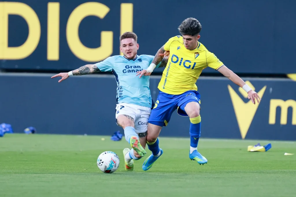 Con un doblete, el capitán lideró al conjunto grancanario para conquistar Cádiz 38 años después para seguir soñando con el ascenso directo. La Unión Deportiva Las Palmas escala hasta la quinta posición. El equipo grancanario remontó tras sobreponerse al gol inicial del ex amarillo Joaquín González. Un único cambio realizó Luis García respecto a la