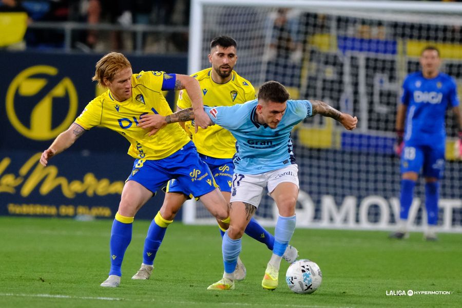 Los jugadores de la Unión Deportiva Las Palmas se mostraron muy satisfechos tras conseguir los tres puntos contra el Cádiz para volver a los puestos de promoción de ascenso. Kirian Rodríguez, autor del doblete que dio la victoria a la Unión Deportiva, reconoce que los tres puntos "saben a gloria, a sumar fuera de casa,