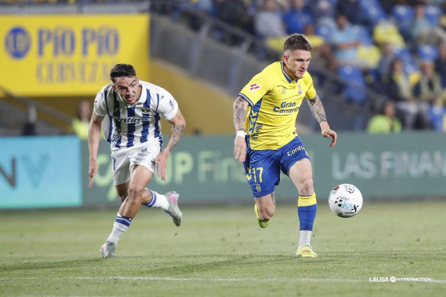 La Unión Deportiva Las Palmas y Luis García tienen en el lateral diestro una de las posiciones más completas del equipo una vez el rendimiento de Marvin Park y Viti Rozada está siendo bueno. La competencia dentro de la Unión Deportiva Las Palmas existe en todas y cada una de las posiciones. Aún así, la