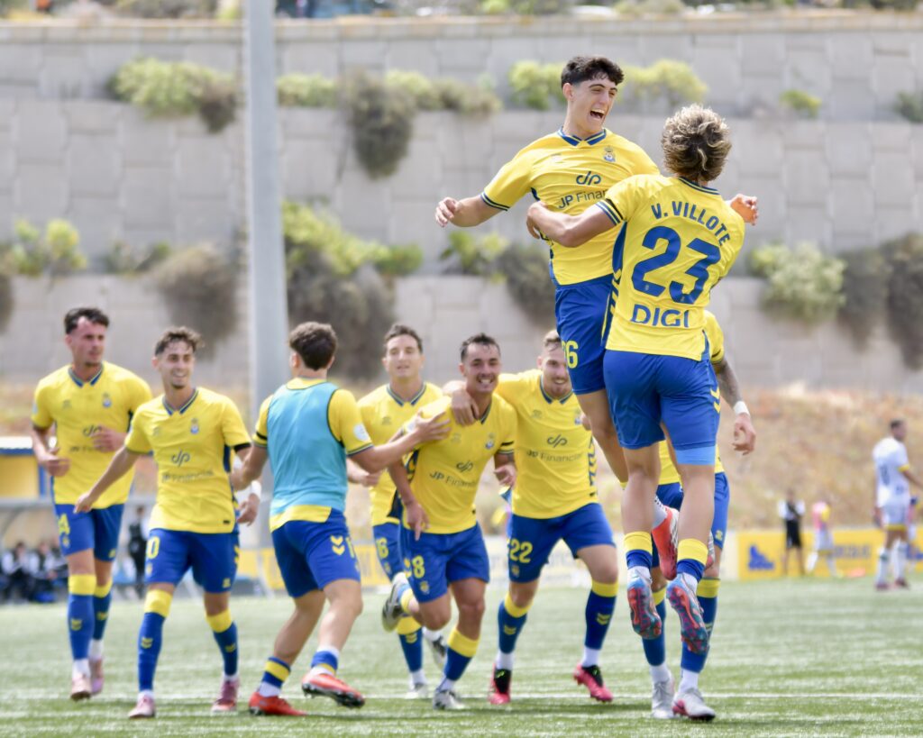 El filial amarillo deja la salvación virtualmente conseguida tras remontar un partido que comenzó con muchas dudas, pero en el que tiró de corazón para remontar. Los goles de Elías y Kirian Ramírez dieron la vuelta al inicial de Solsona. Con el resto de resultados, los amarillos ya han evitado el descenso directo y en