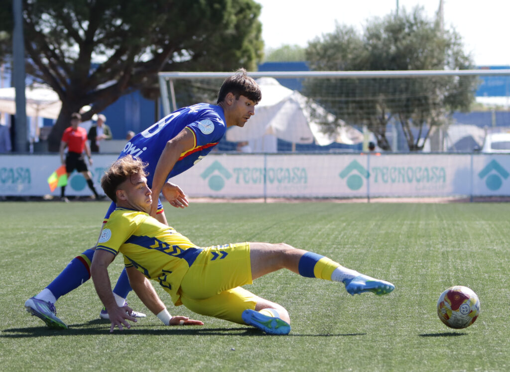 Las Palmas Atlético perdió este domingo en casa del Getafe B y se complicó la permanencia en un partido donde compitió hasta recibir el primer gol. Vea las mejores fotos de Jorge Collado para udlaspalmas.NET.