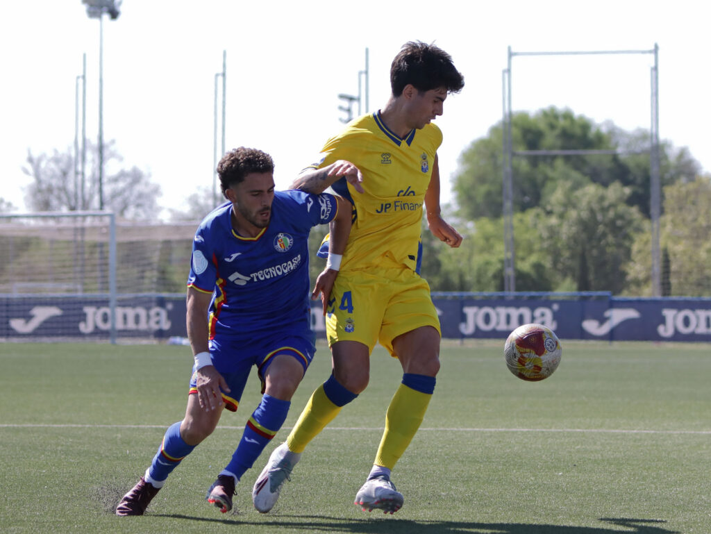 Las Palmas Atlético perdió este domingo en casa del Getafe B y se complicó la permanencia en un partido donde compitió hasta recibir el primer gol. Vea las mejores fotos de Jorge Collado para udlaspalmas.NET.
