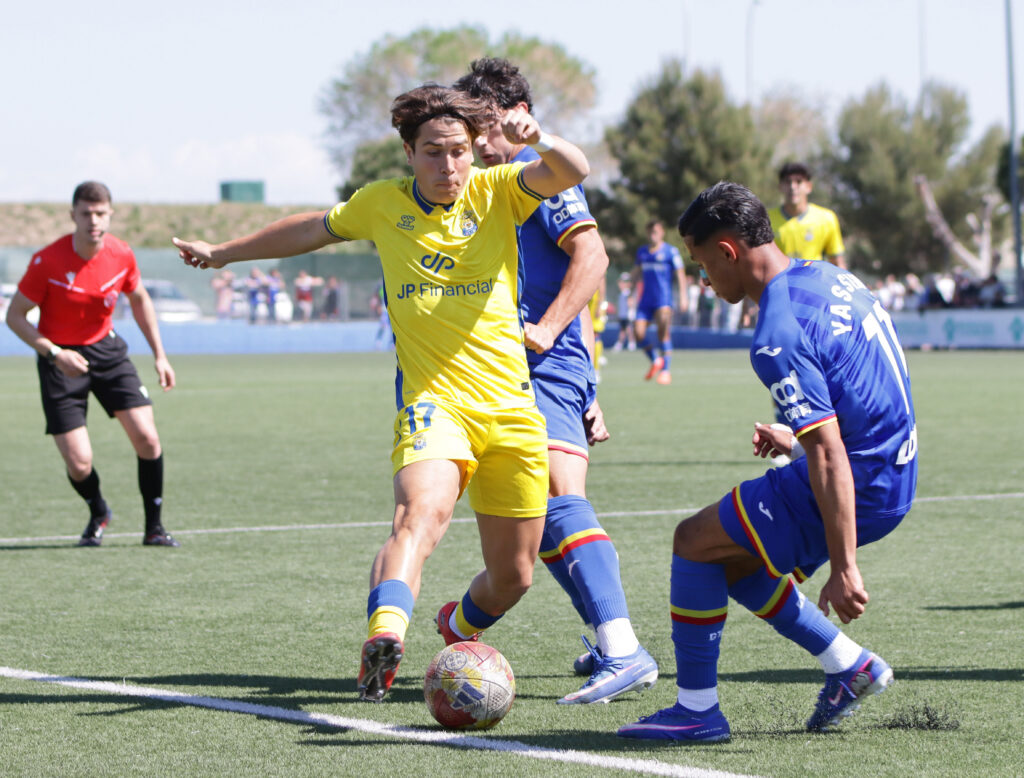 Las Palmas Atlético perdió este domingo en casa del Getafe B y se complicó la permanencia en un partido donde compitió hasta recibir el primer gol. Vea las mejores fotos de Jorge Collado para udlaspalmas.NET.