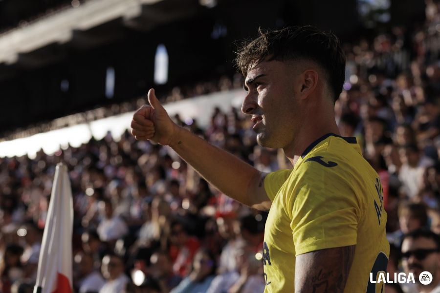 Alberto Moleiro | udlaspalmas.NET El jugador del Villarreal recalcó una vez más el dolor sufrido por el tinerfeño tras el descenso con la Unión Deportiva Las Palmas. Ahora es uno de los candidatos a defender a España en el Mundial de este verano. La vida ha cambiado por completo para Alberto Moleiro. A estas alturas del año pasado, el