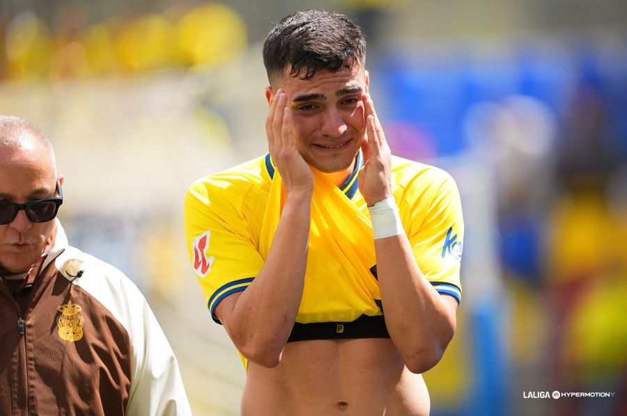 El extremo, que fue suplente, apenas estuvo un cuarto de hora sobre el terreno de juego. Sufrió una lesión muscular que, a falta de confirmación, le haría perderse lo que resta de temporada. Otro varapalo en forma de lesión para la UD Las Palmas. Si la semana pasada fue Sergio Barcia el que abandonó el