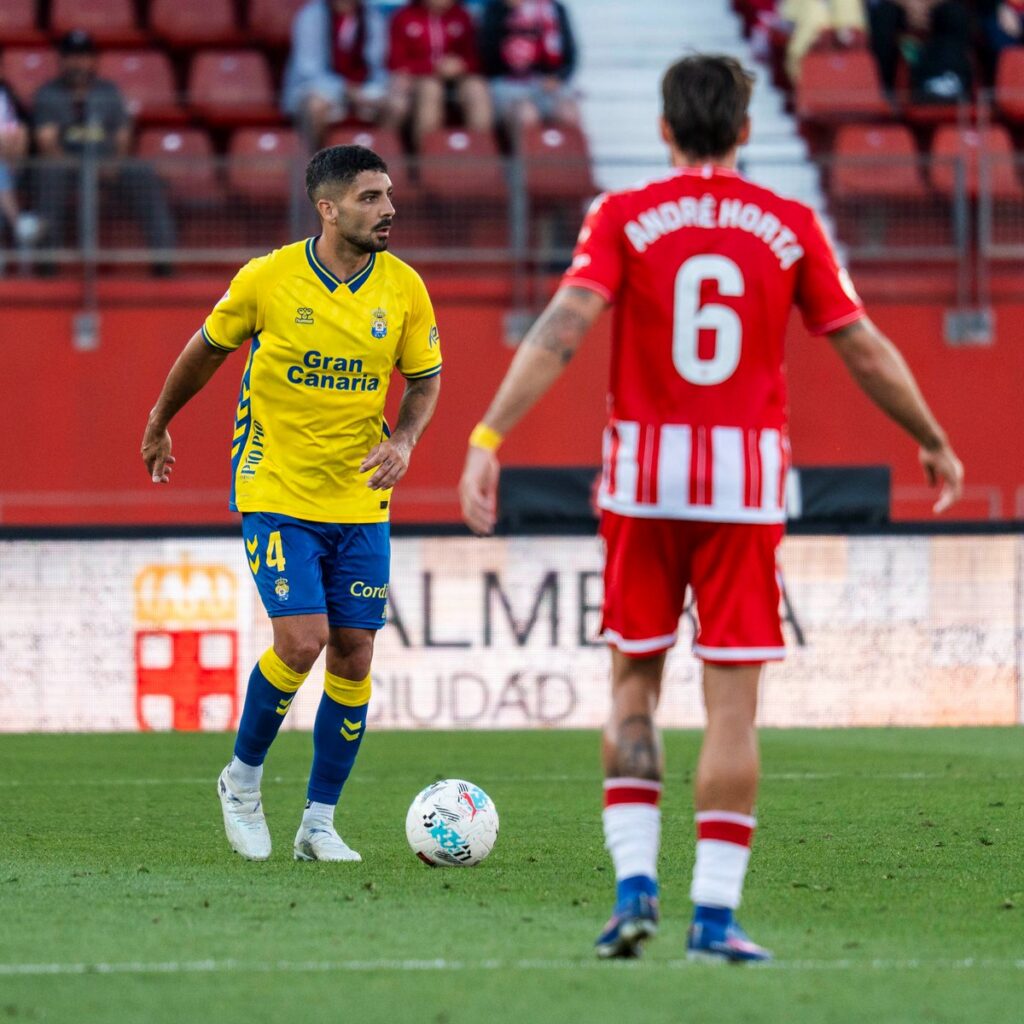 Álex Suárez Almería | udlaspalmas.NET El '4' de la Unión Deportiva Las Palmas y uno de los capitanes del representativo salió este jueves a la palestra para dar un mensaje de optimismo pero a la vez de tranquilidad ante el duelo de este domingo contra el Real Zaragoza. Quedan dos jornadas para que acabe la temporada regular de LaLiga Hypermotion