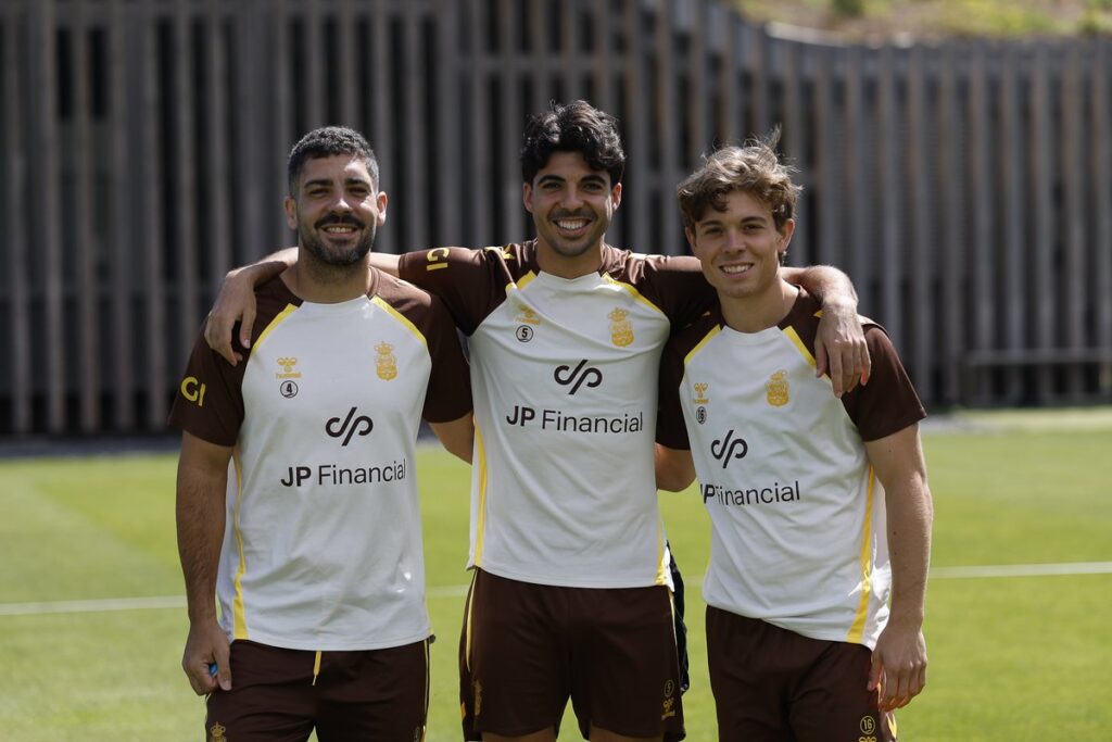 El conjunto grancanario está obligado a ganar este domingo contra el Real Valladolid para no decir adiós a las posibilidades reales de ascenso directo. El Deportivo ganó este viernes y pone la distancia con el ascenso directo, como mínimo, en cinco puntos, en caso de derrota amarilla. Obligado a ganar si quiere seguir teniendo opciones