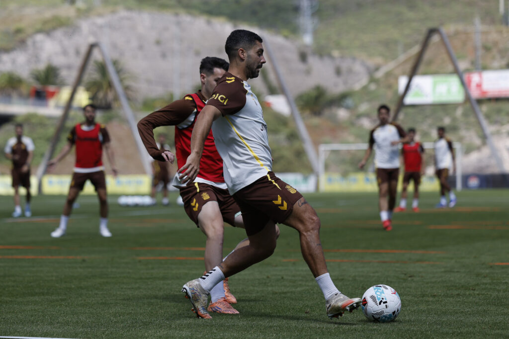 Uno de los dos centrales canteranos será el encargado de hacer pareja junto a Mika Mármol en el centro de la defensa en las últimas jornadas del campeonato liguero. Un central canterano para las últimas jornadas de LaLiga Hypermotion. Luis García tendrá que decidir entre el presente y futuro defensa del representativo como es Juanma