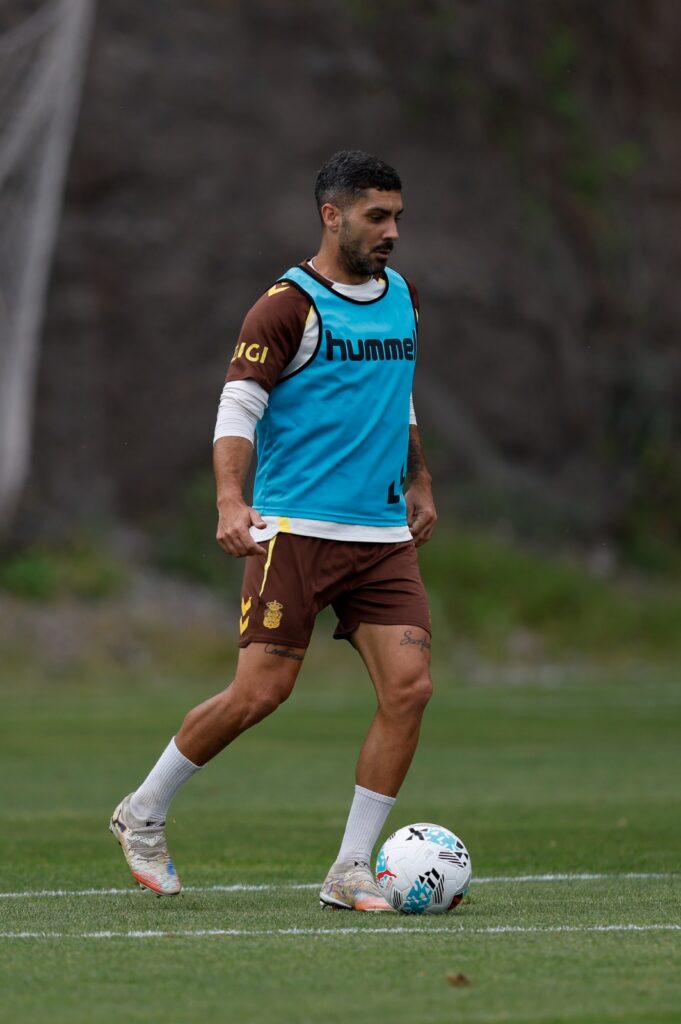Luis García tendrá que elegir entre Álex Suárez o Juanma Herzog para suplir la ausencia de Sergio Barcia. El técnico amarillo considera que será injusto sea cual sea su decisión. Álex Suárez o Juanma Herzog. Uno de los dos será el sustituto de Sergio Barcia para los próximos partidos de la Unión Deportiva Las Palmas,