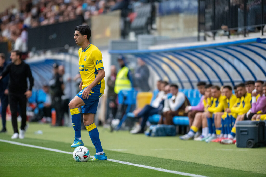 Clemente-Andorra | udlaspalmas.NET El cancerbero croata fue el jugador con más minutos en la Unión Deportiva Las Palmas, seguido de Enrique Clemente y Lorenzo Amatucci. Jesé Rodríguez, máximo goleador y Manu Fuster, jugador con más asistencias y además jugó todos los partidos. 35 jugadores han formado parte, con minutos, de la plantilla que ha disputado esta temporada 2025-2026, con