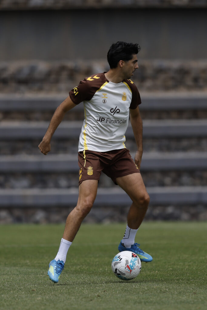 Enrique Clemente entrenamiento | udlaspalmas.NET El conjunto grancanario volvió este miércoles a los entrenamientos en la Ciudad Deportiva de Barranco Seco. El equipo amarillo está obligado a ganar en tierras gallegas. Vuelta al trabajo en la Unión Deportiva Las Palmas. Tras descansar este martes, el conjunto grancanario deja atrás la decepción sufrida el pasado domingo contra el Real Zaragoza y