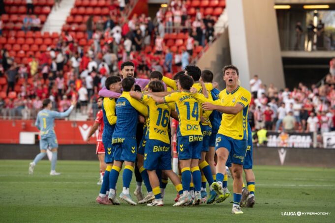 CRÓNICA | Las Palmas tira de épica para seguir soñando con el ascenso directo (1-2)