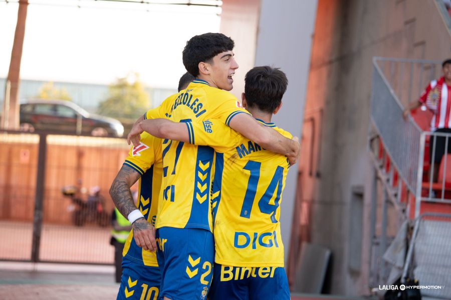 Grupo gol Almería | udlaspalmas.NET LAS NOTAS | Descubra las notas individuales de la actuación de la UD Las Palmas esta tarde en Almería. El equipo amarillo remontó en dos minutos para llevarse tres puntos de oro (1-2). Dinko Horkas (7). Fundamental. No tuvo muchas paradas de mérito, aunque sí se hizo grande para un paradón a Baptistao a quemaropa.