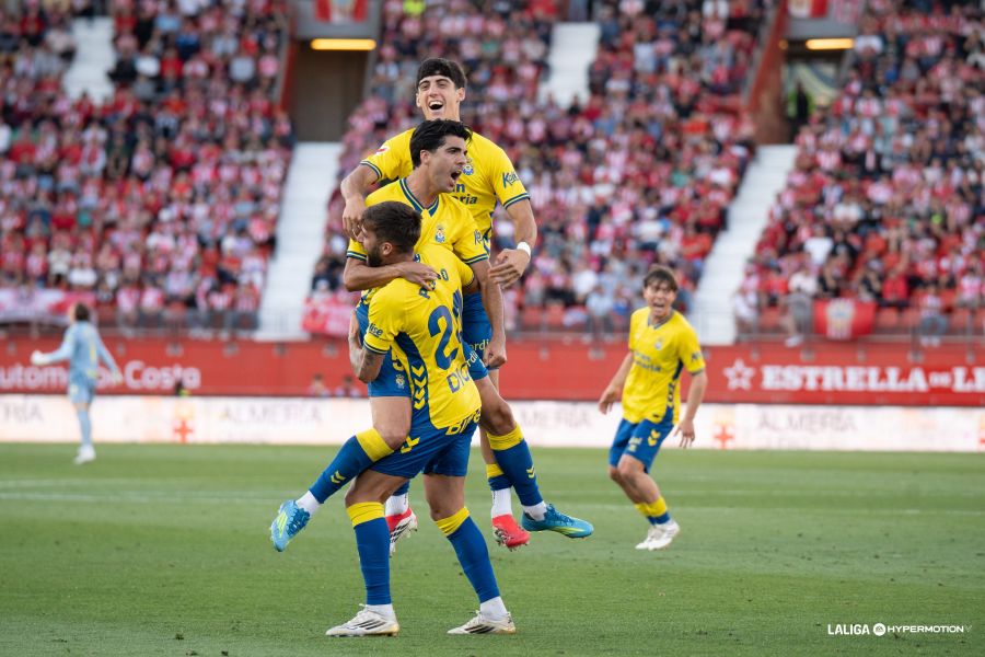 Grupo gol Almería0 | udlaspalmas.NET En un minuto mágico, la Unión Deportiva Las Palmas consiguió remontar ante el Almería, que había sido completamente superior a los amarillos hasta que se adelantó en el marcador. Estanis Pedrola perdonó con empate en el marcador. Enrique Clemente y Pejiño dieron la victoria al representativo, que sueña con el ascenso directo a Primera División.